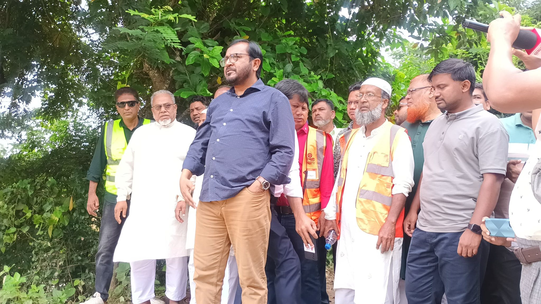 ফেনীতে বন্যা দুর্গত এলাকা পরিদর্শনে এবি পার্টির চেয়ারম্যান মঞ্জু
