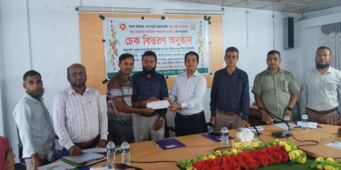 সাতক্ষীরায় দুগ্ধ সমবায় সদস্যদের মধ্যে চেক বিতরণ 