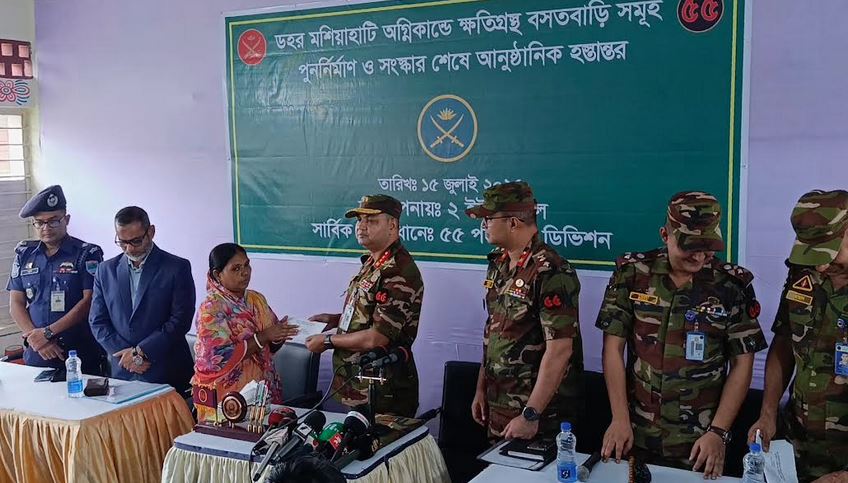 যশোরে অগ্নিকাণ্ডে ক্ষতিগ্রস্ত পরিবারকে সেনাবাহিনীর সহায়তা