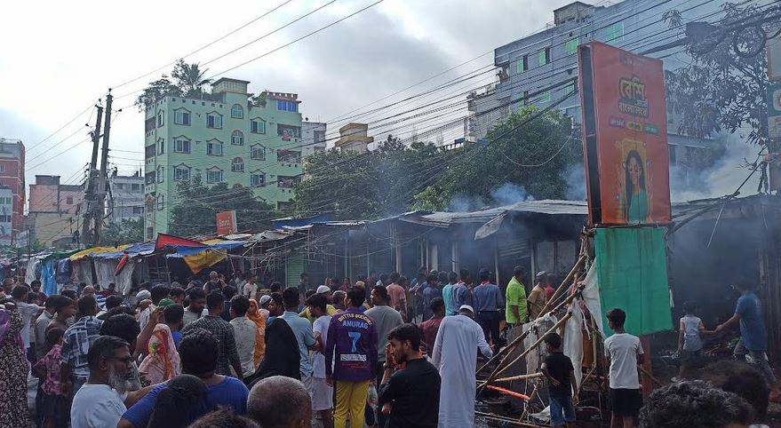 নারায়ণগঞ্জের হকার্স মার্কেটে আগুনে ৩০টি দোকান পুড়ে গেছে
