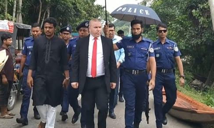পিরোজপুরে ভাসমান নৌকার হাট পরিদর্শন করলেন আলজেরিয়ার রাষ্ট্রদূত