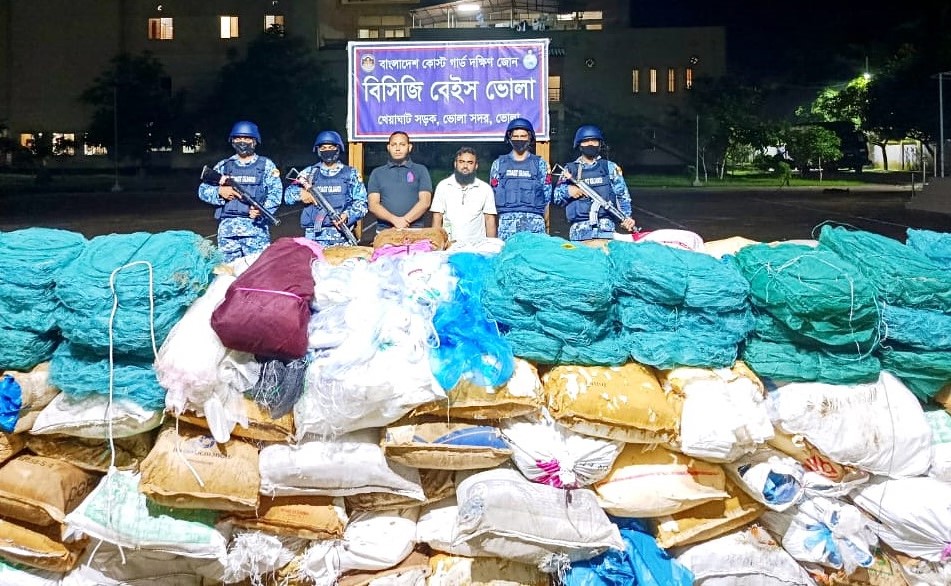 চরফ্যাশনে অবৈধ জাল ও পলিথিন জব্দ করেছে কোস্ট গার্ড