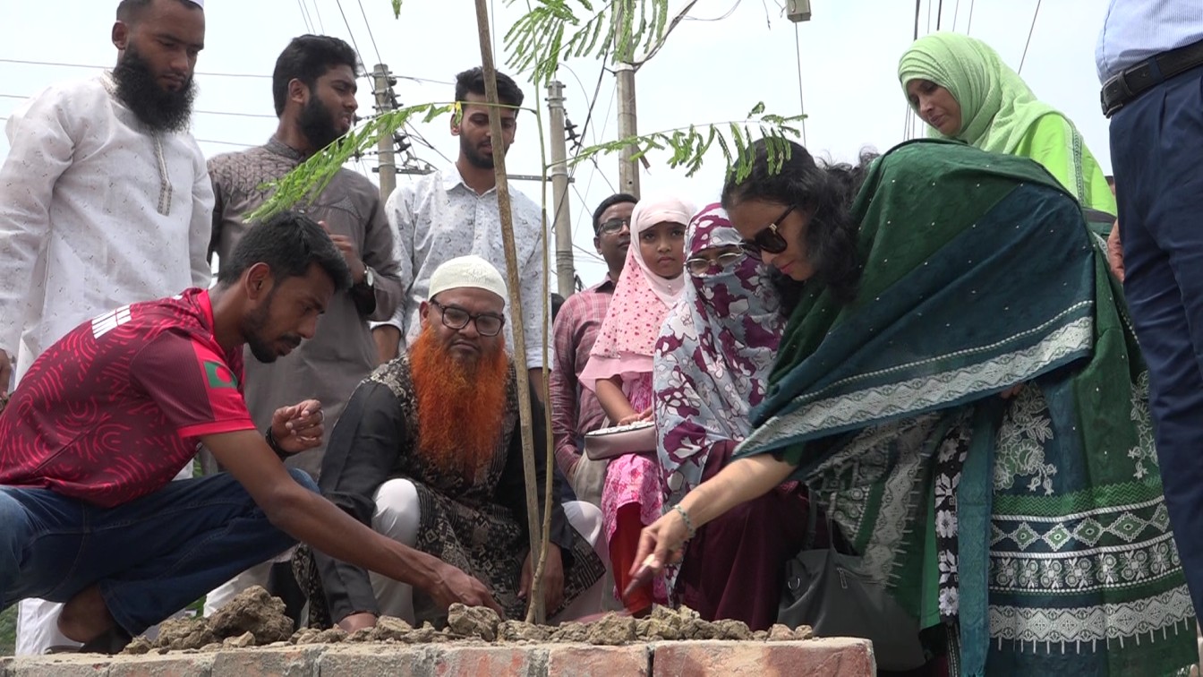 নাটোরে শহীদদের স্মরণে এক শহীদ এক বৃক্ষ রোপন কর্মসূচী অনুষ্ঠিত