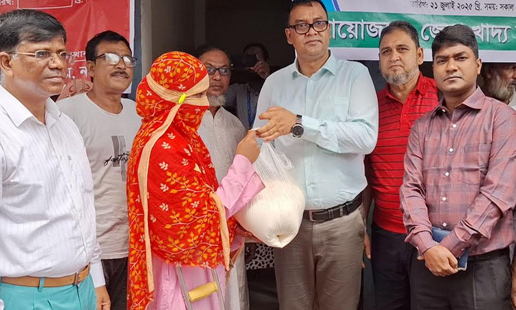 নওগাঁয় খোলা বাজারে ওএমএস’র চাল ও আটা বিক্রি শুরু