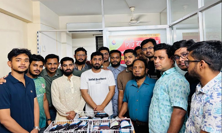 আহতদের চিকিৎসায় কুমিল্লা থেকে শতাধিক ব্যাগ রক্ত ঢাকায়