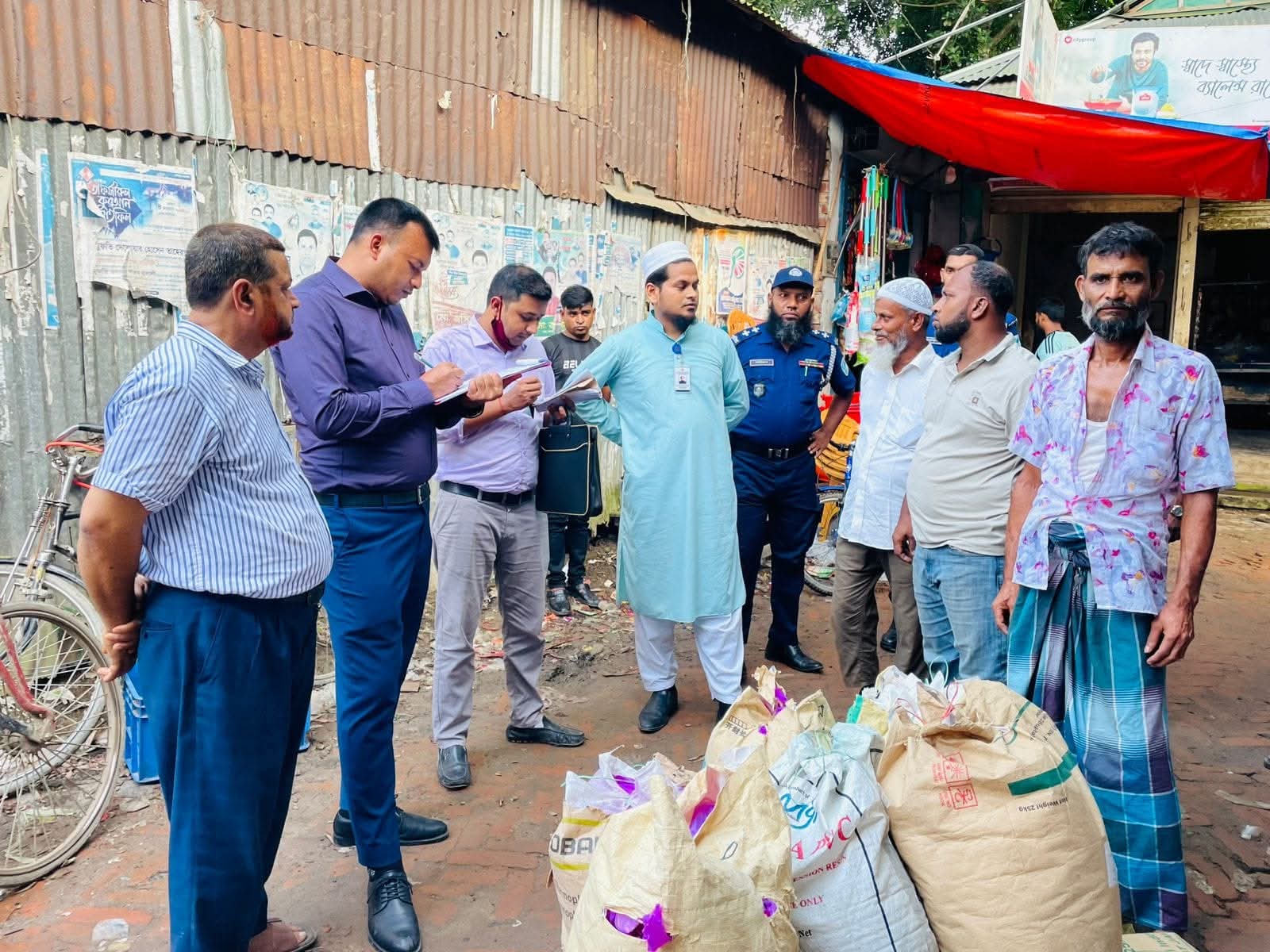 কিশোরগঞ্জে ১৫০ কেজি নিষিদ্ধ পলিথিন জব্দ ও জরিমানা