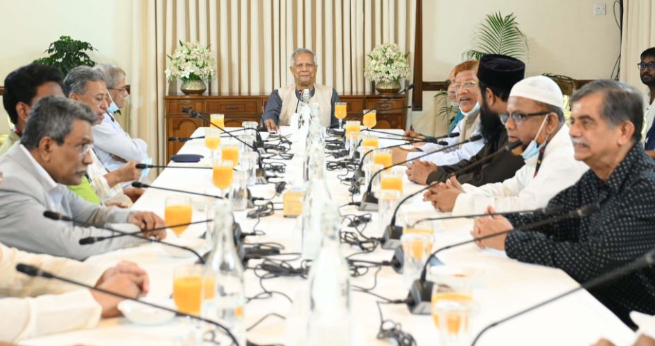 চার রাজনৈতিক দলের সঙ্গে প্রধান উপদেষ্টার বৈঠক 