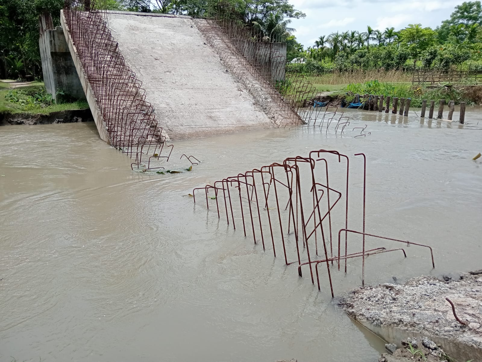 পিরোজপুরে নির্মাণাধীন সেতু ভেঙে পড়লো খালে