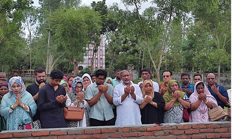 মাহেরীন চৌধুরীর কবর জিয়ারত করলেন আফরোজা আব্বাস