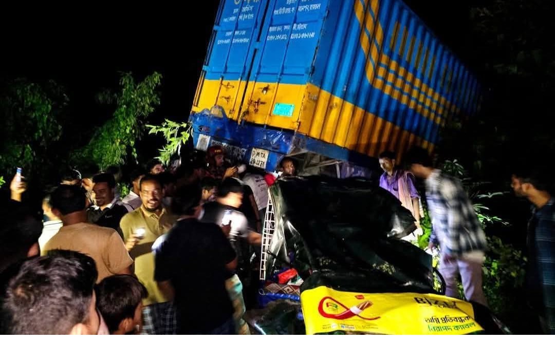 লক্ষ্মীপুরে কাভার্ড ভ্যান-সিএনজি মুখোমুখি সংঘর্ষে নিহত ১
