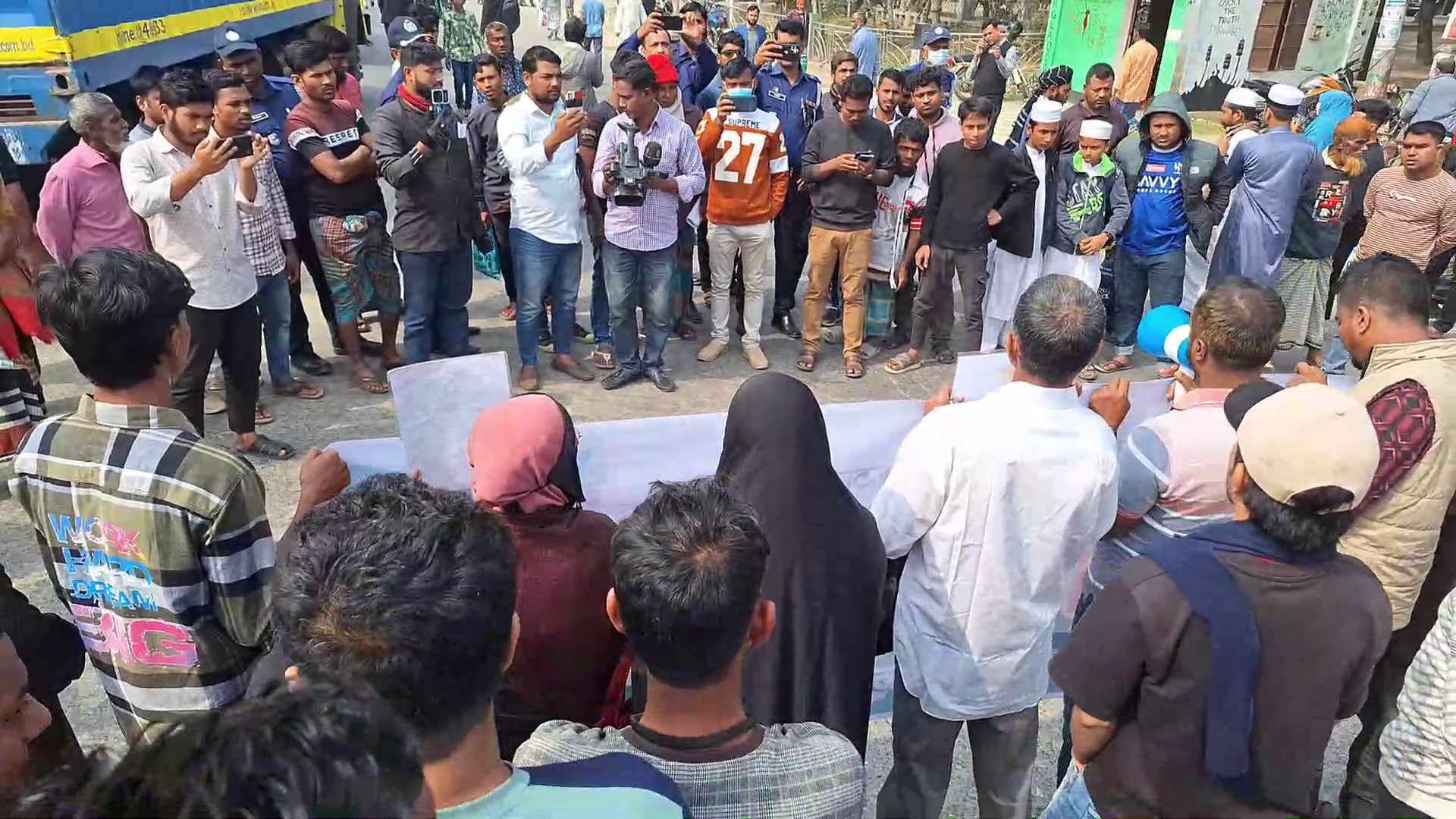 লক্ষ্মীপুরে শিক্ষার্থীদের বিক্ষোভ ও অবরোধ, চলে গণগ্রেফতার