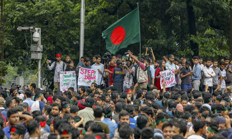 কারফিউ ভেঙে শিক্ষার্থীরা বিক্ষোভ মিছিল ও সড়ক অবরোধ করে