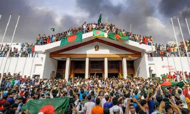 ফেনীতে গণগ্রেফতার এড়াতে ছত্রভঙ্গ আন্দোলনকারীরা