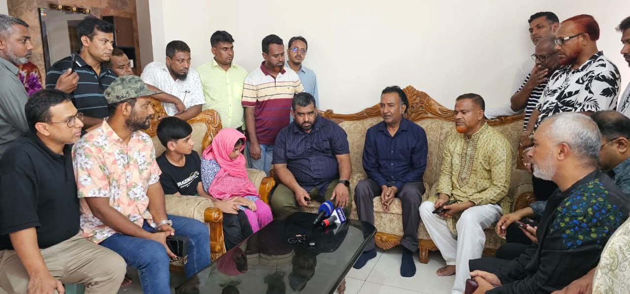 মাইলস্টোন স্কুলে বিমান বিধ্বস্তে নিহত অভিভাবকের বাসায় বিএনপি নেতৃবৃন্দ