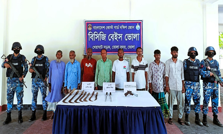 ভোলায় বিপুল পরিমাণ দেশীয় অস্ত্রসহ ৮ ডাকাতকে আটক করেছে কোস্ট গার্ড
