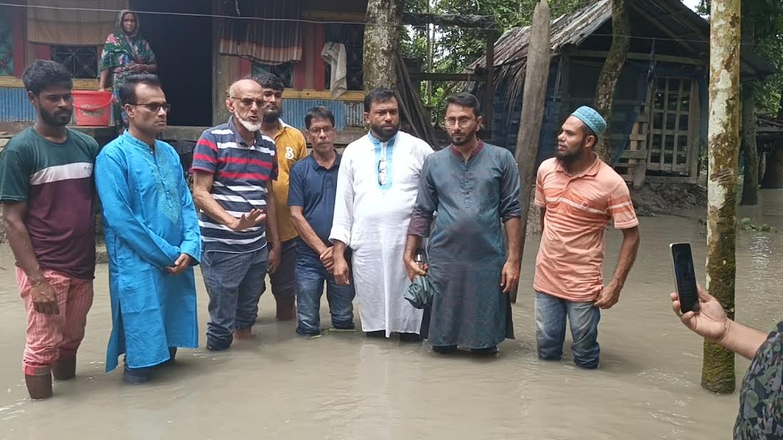 পিরোজপুরে পানিবন্দি অসহায় মানুষদের মাঝে বিএনপি’র ত্রাণ বিতরণ