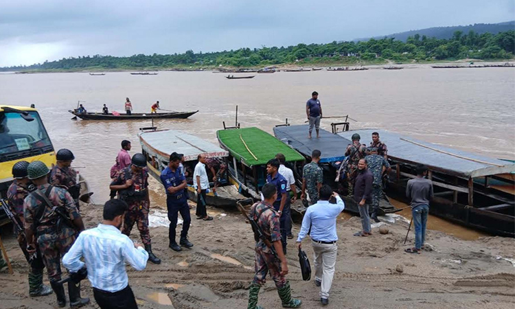 জাফলংয়ে পাথর বোঝাই ৫০টি নৌকা জব্দ