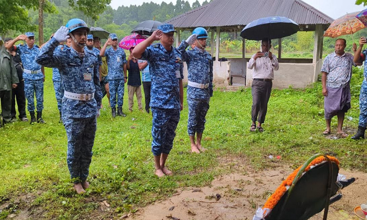 মাইলস্টোনে নিহত রাঙ্গামাটির উক্য চিং মারমার সমাধিতে বিমান বাহিনীর শ্রদ্ধা 