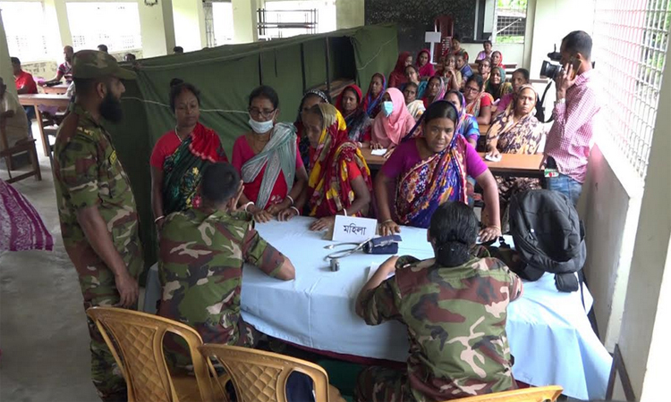 জুলাই পুনর্জাগরণ উপলক্ষে যশোরের ভবদহে সেনাবাহিনীর মেডিকেল ক্যাম্প