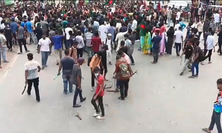 দিনাজপুরে কোটা সংস্কার আন্দোলনে চলে হামলা, আহত হন ১২ জন