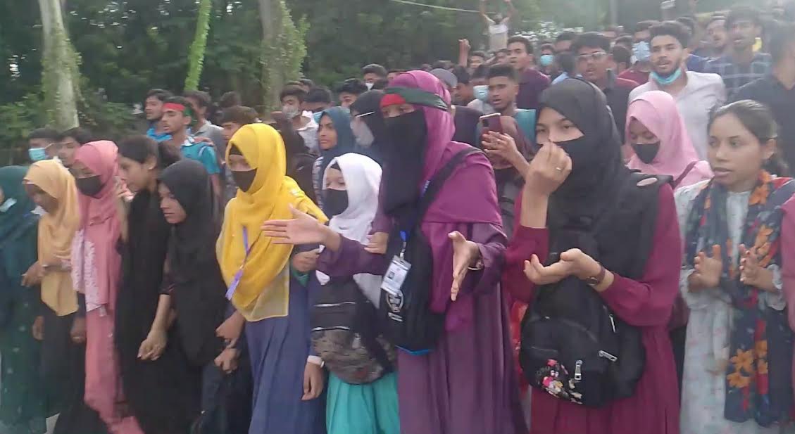 লক্ষ্মীপুরে পুলিশের বাধা উপেক্ষা করে বিক্ষোভ মিছিল 
