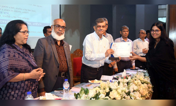 শিক্ষক, মা-বাবাকে  ফুল দিয়ে কৃতজ্ঞতা জানাতে শিক্ষার্থীদের প্রতি শিক্ষা উপদেষ্টার আহ্বান