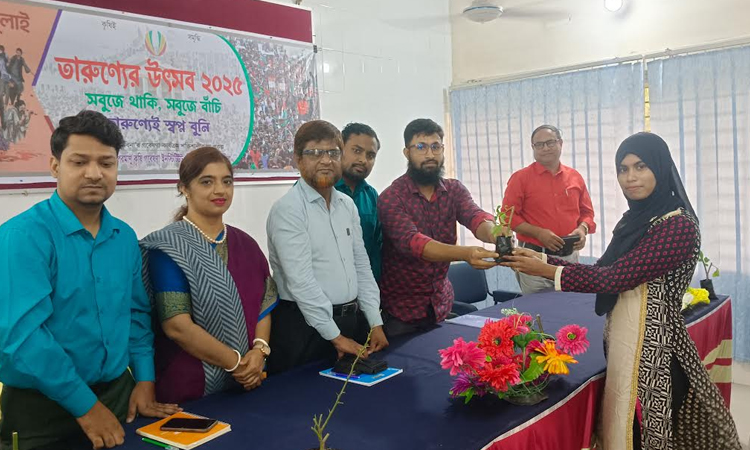সাতক্ষীরায় ফলজ বৃক্ষের চারা বিতরণ