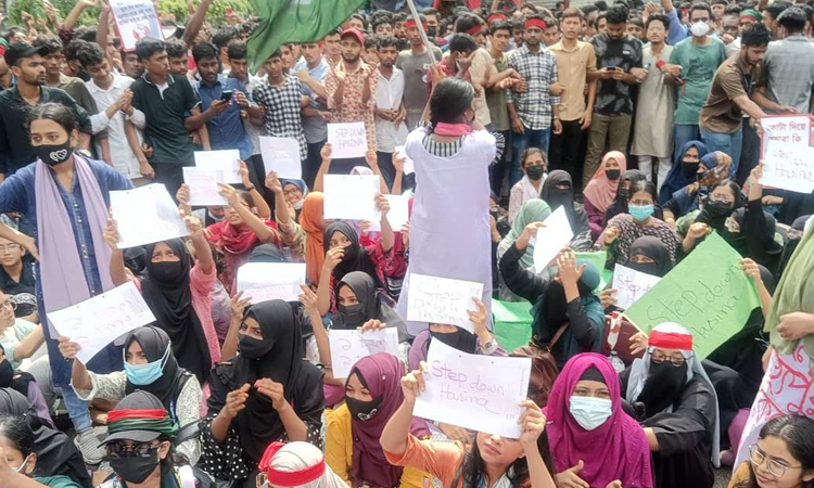 ফেনীতে পুলিশের চোখ ফাঁকি দিয়ে ঢাকা-চট্টগ্রাম মহাসড়ক ব্লকেড   