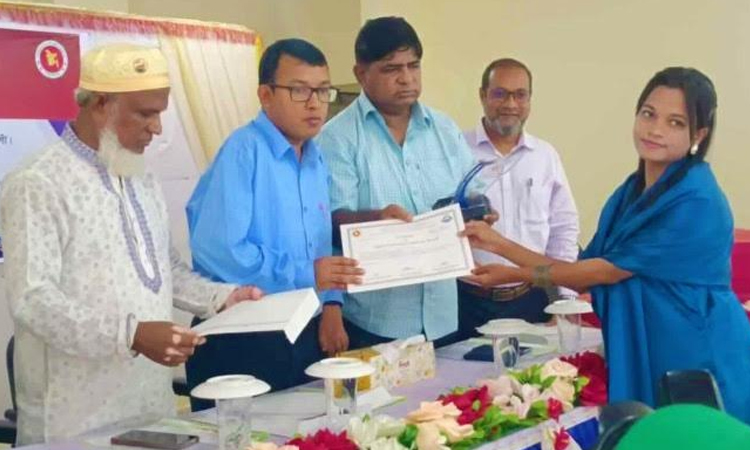 নওগাঁয় কৃতী শিক্ষার্থীদের মধ্যে পুরস্কার বিতরণ