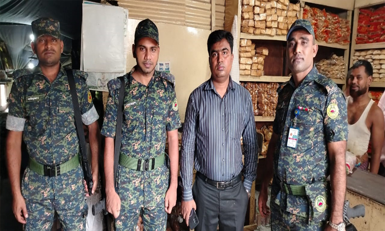 চাঁদপুরে বেকারি ও ফার্মেসী মালিককে জরিমানা