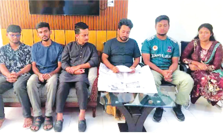 ১ আগস্ট/৩২ জুলাই : ‘রিমেম্বারিং আওয়ার হিরোজ’ কর্মসূচিতে পুলিশের বাধা, ৬ সমন্বয়কের মুক্তি 
