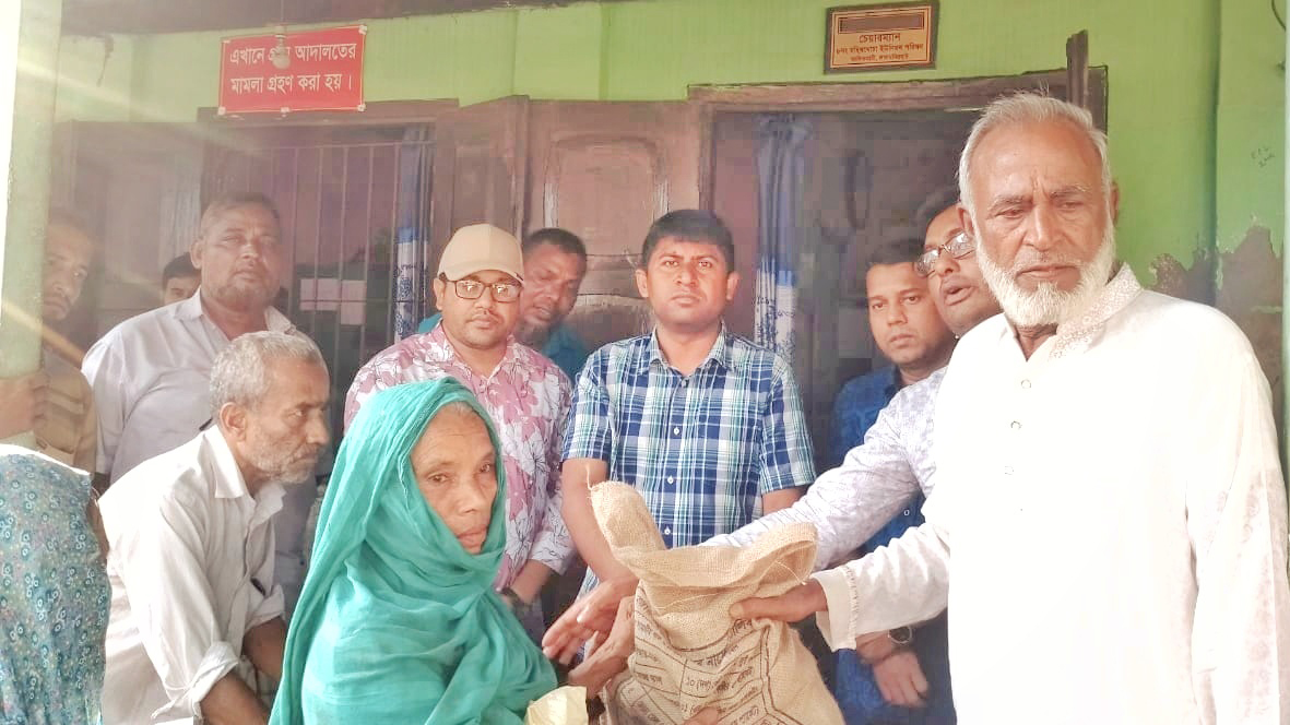 তিস্তার পানি বৃদ্ধি, লালমনিরহাটে বন্যার্তদের মাঝে ত্রাণ বিতরণ
