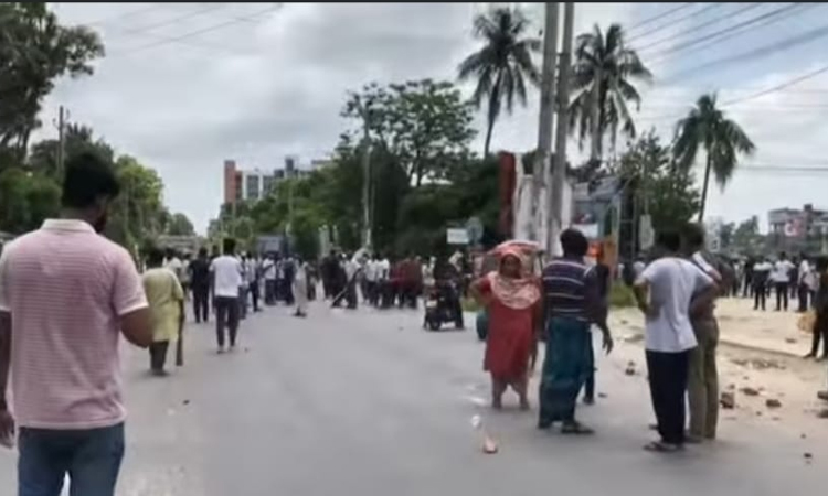 মাদারীপুরে শিক্ষার্থীদের উপর বোমা হামলা ও গুলি বর্ষণ করে পুলিশ ও ছাত্রলীগ