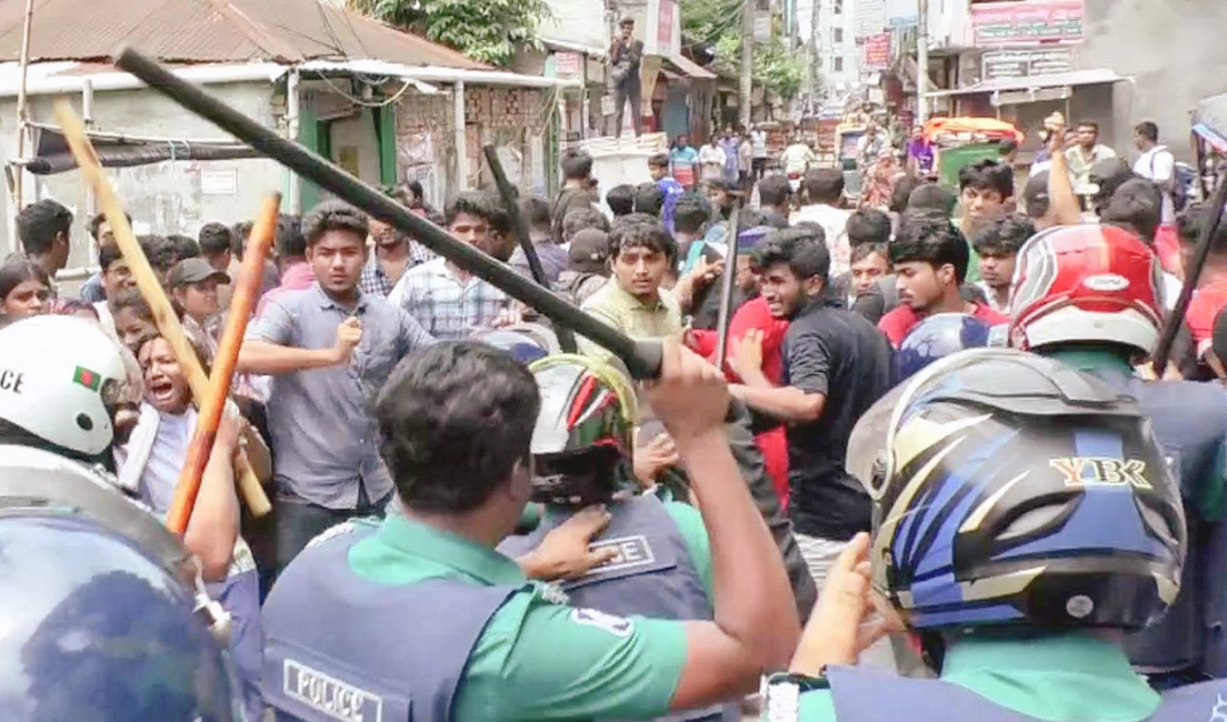 বরিশালে পুলিশের লাঠিচার্জ ও হামলায় আহত হন ৪ সাংবাদিক