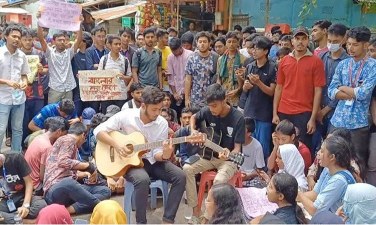 বগুড়ায় গানে গানে শহীদদের স্মরণ করেন শিক্ষার্থীরা