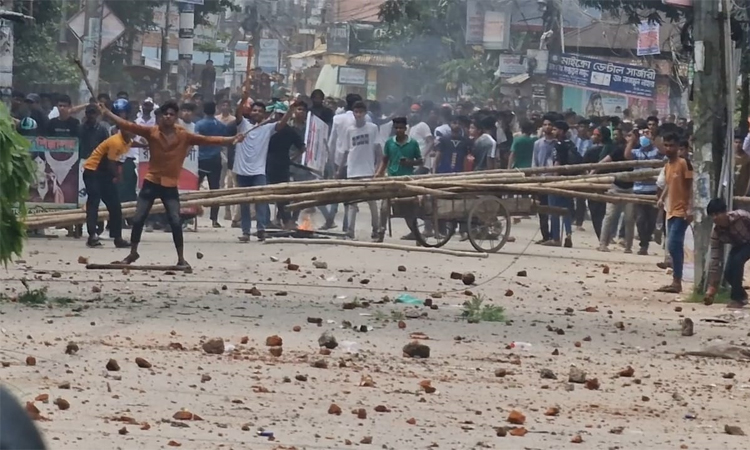 দিনভর পুলিশের সাথে ছাত্র-জনতার ছিল সংঘর্ষ 