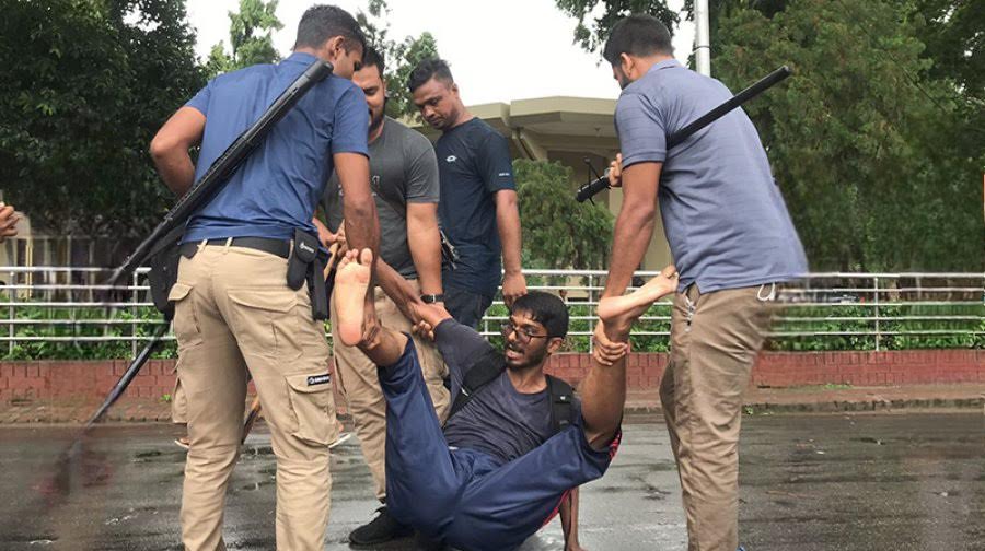 রাবিতে শিক্ষার্থীদের আটকে ঢাল হয়ে দাঁড়ান শিক্ষকরা 