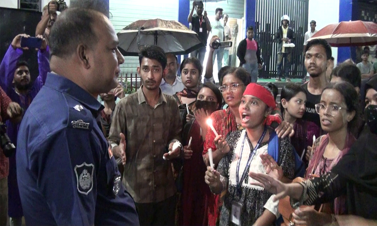 মোমশিখা প্রজ্বালনে নারায়ণগঞ্জে আন্দোলন বারুদ হয়ে ওঠে