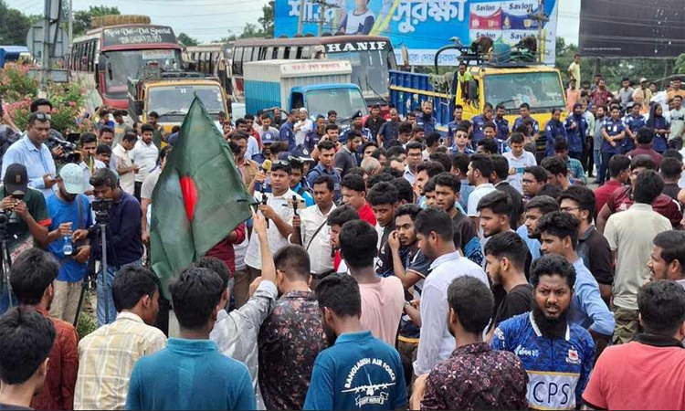 আন্দোলনকারীদের সড়ক অবরোধ ও বিক্ষোভে উত্তাল ছিল টাঙ্গাইলের রাজপথ