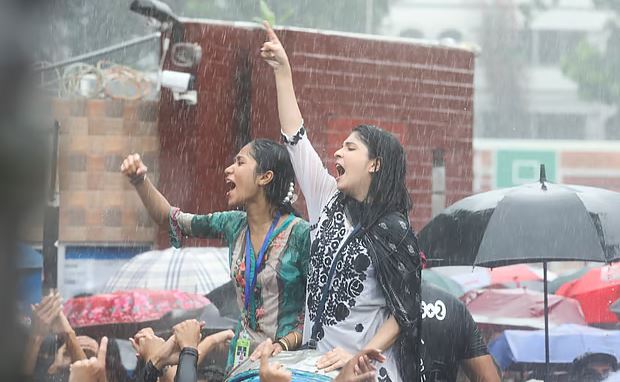 উত্তরায় সেদিন বেধড়ক মারধর করা হয় ছাত্রীদের 