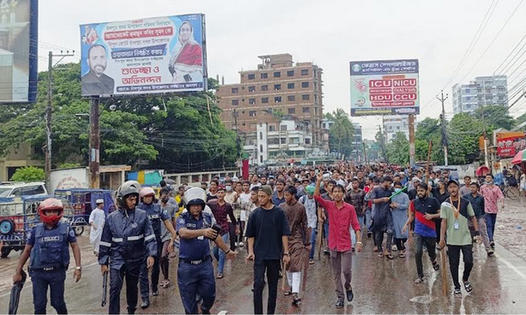 চাঁদপুরে শান্তিপূর্ণ বিক্ষোভ মিছিল করে শিক্ষার্থীরা
