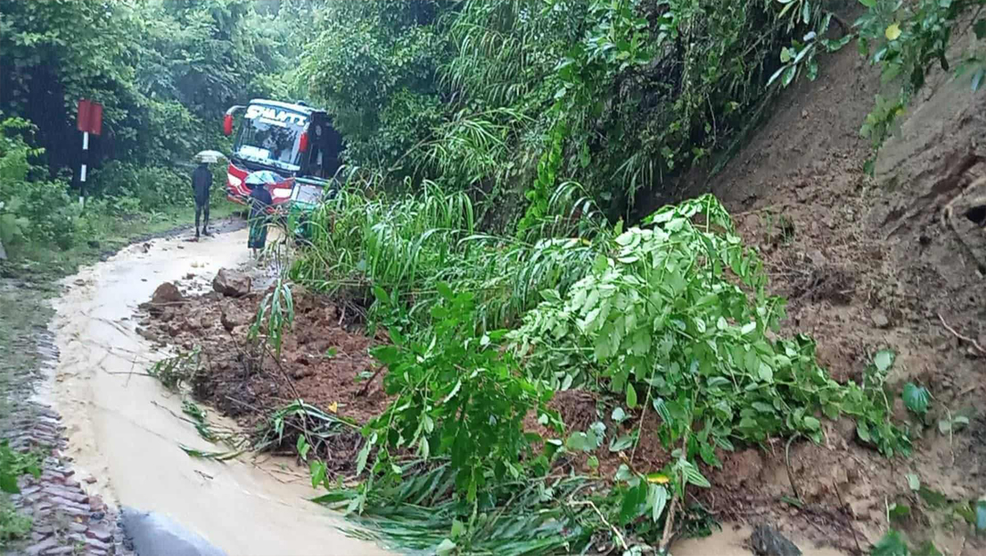 রাঙ্গামাটির বাঘাইছড়িতে পাহাড় ধসে যান চলাচল বন্ধ