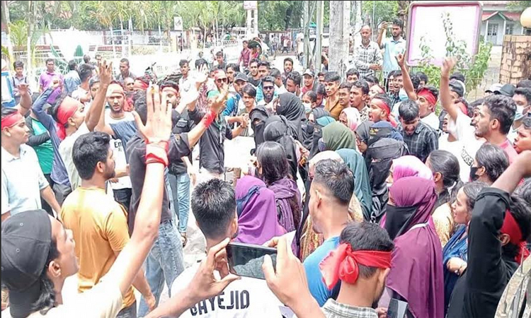 সুনামগঞ্জে সড়ক অবরোধ করে শিক্ষার্থীদের গণমিছিল