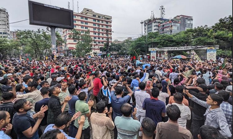 দ্রোহের আগুন ছড়িয়ে পড়ে নারায়ণগঞ্জে