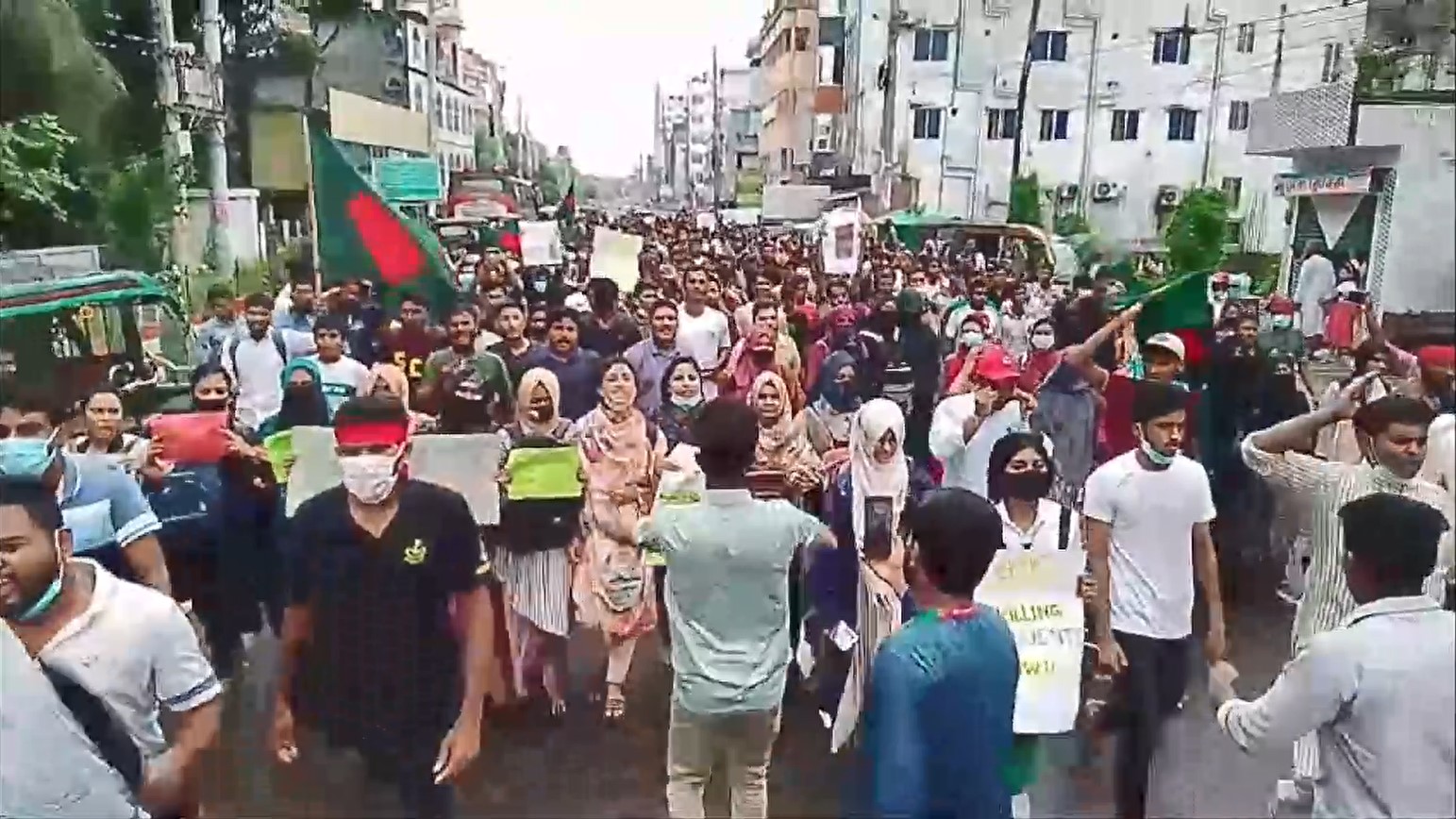 বিক্ষোভ ও প্রতিবাদে উত্তাল সাতক্ষীরার রাজপথ 