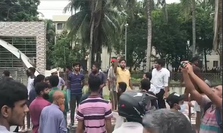 বাগেরহাটে আন্দোলনকারীদের প্রতিরোধের মুখে পালিয়ে যায় আওয়ামী বাহিনী