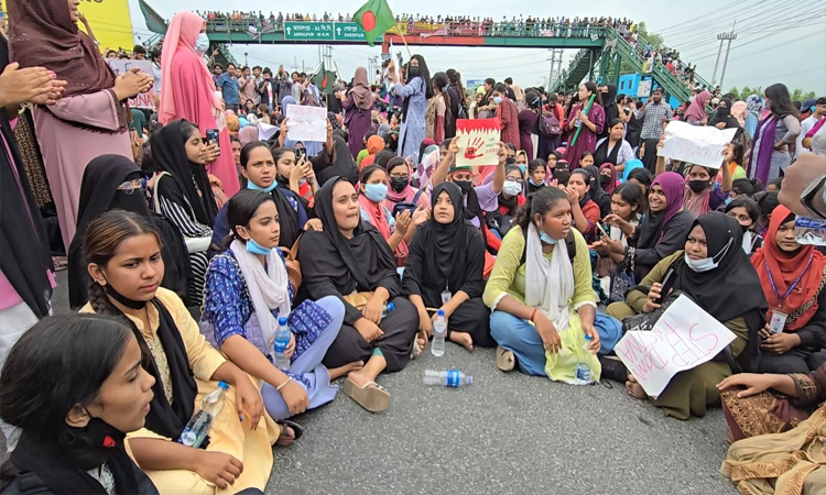 টাঙ্গাইলে বুকে গুলিবিদ্ধ হয়ে শহীদ হন কলেজ ছাত্র ইমন, চোখ হারান হিমেল
