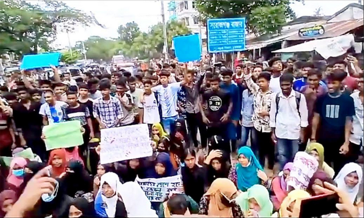 ছাত্রদের প্রবল প্রতিরোধের মুখে পিছু হটে আওয়ামী লীগ