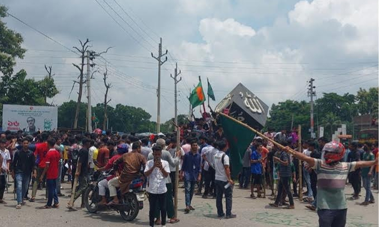 বৈষম্যবিরোধী আন্দোলকারী ও ছাত্রলীগ-যুবলীগের পাল্টাপাল্টি মিছিলে উত্তপ্ত ছিল মেহেরপুর