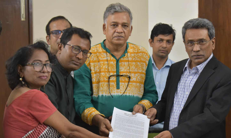 জাতীয় ঐকমত্য কমিশনে ‘সুজন’ প্রণীত ‘জাতীয় সনদ’ হস্তান্তর